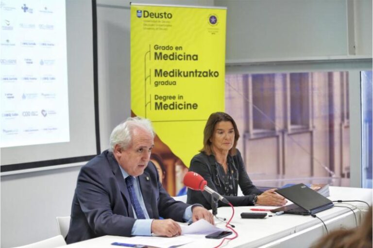 El rector José María Guibert y la vicerrectora Elena Auzmendi durante la presentación del grado | Universidad de Deusto